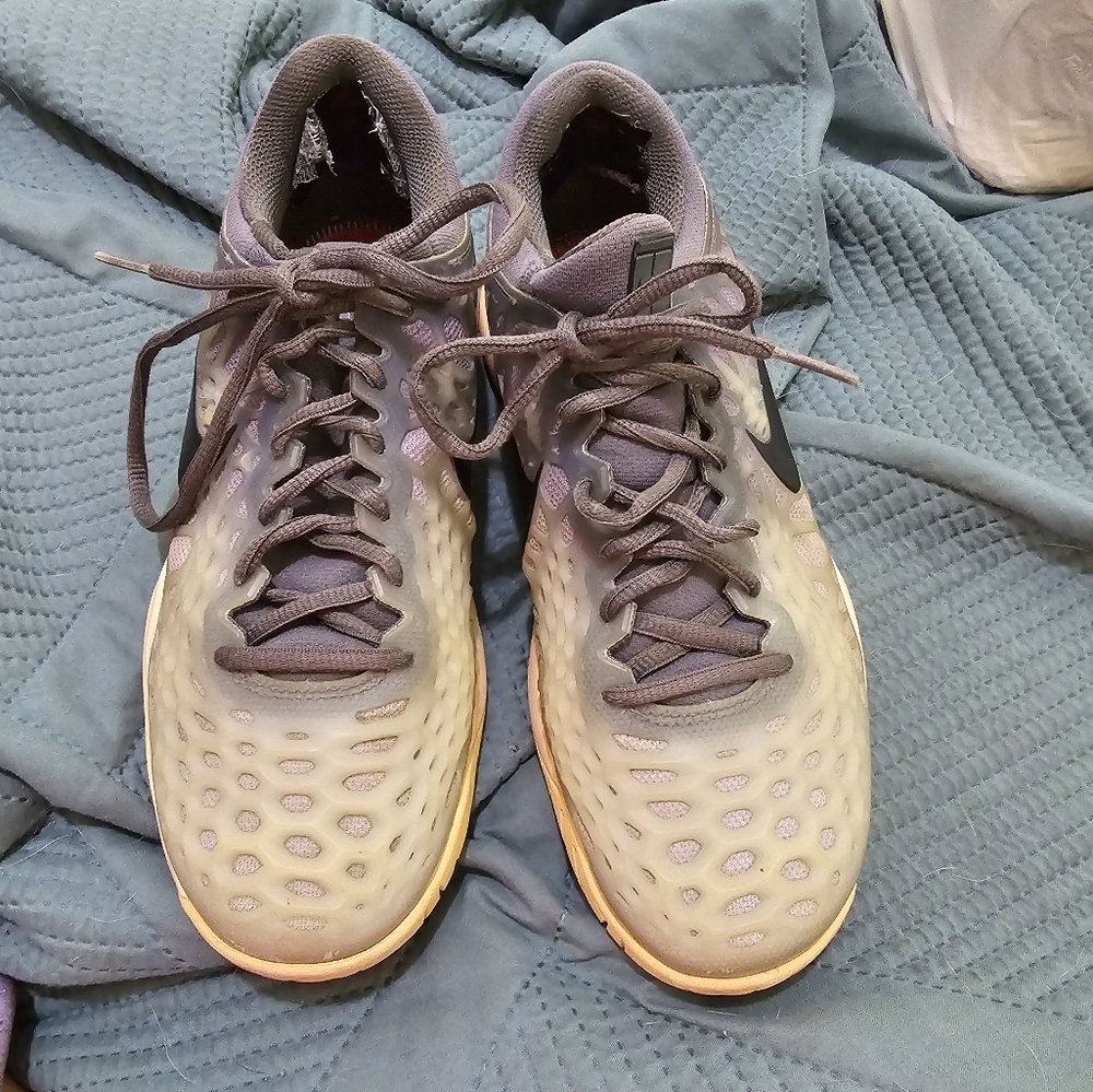 Nike shoes - Picture 2 of 3